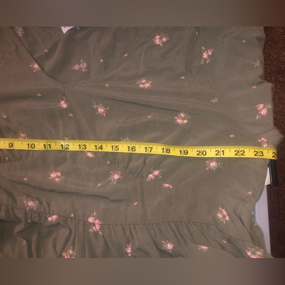 NWT Arizona Jeans Co Green Army Floral V-neck Crop Top XXL - Picture 6 of 6